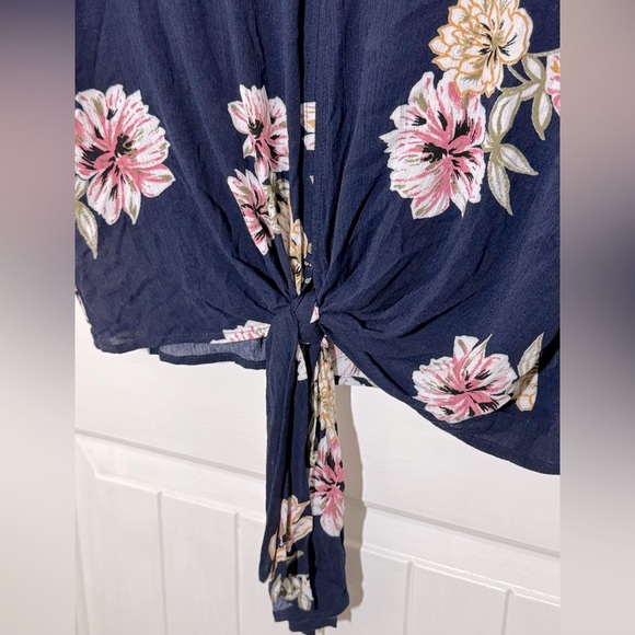 LUQ - Floral Tie Front Top - Picture 4 of 9